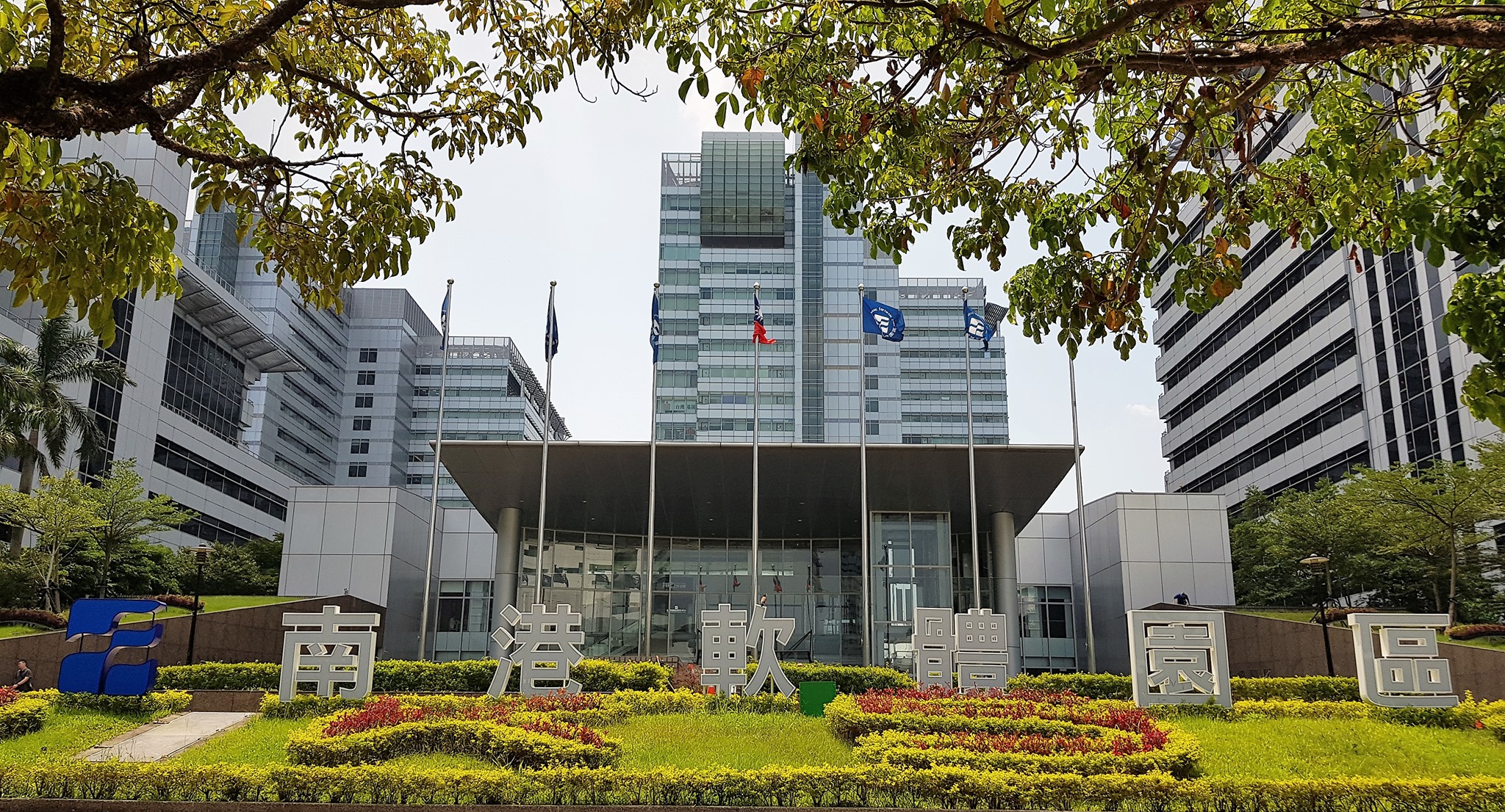 南港軟體園區服務中心提供展場、臨攤、固定店面、共好空間個人辦公室、大小型會議室、停車位出租，歡迎聯繫諮詢